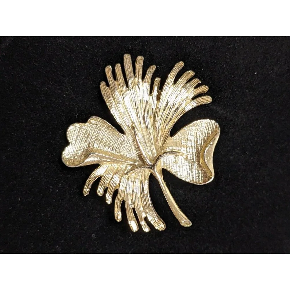 Vintage ORNK Hibiscus Flower‎ Gold Tone Brooch Pin